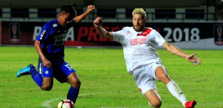 Febri Hariyadi duel dengan pemain PSM Makassar. Foto:Riana Setiawan/Radar Bandung/Pojokbandung 