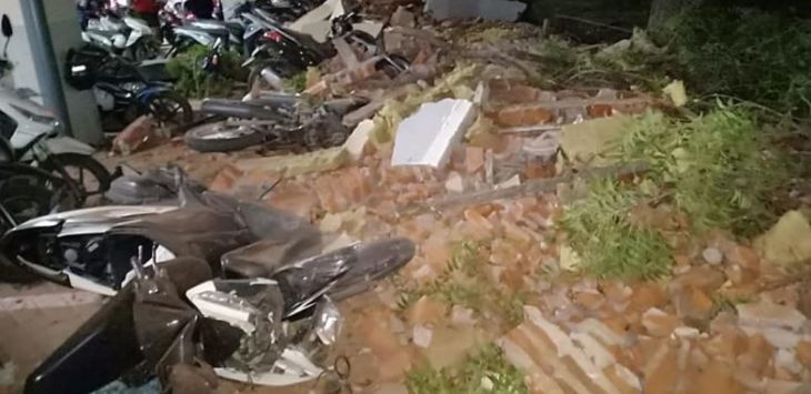 Sepeda motor yang tertimpa bangunan akibat gempa Lombok Utara. Foto:pojoksatu