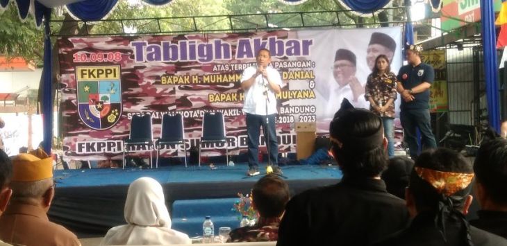 Wakil Walikota Bandung terpilih, Yana Mulyana memberikan smabutan pada tabligh akbar FKPPI.  Foto: Nur Fidhiah Shabrina/Pojokbandung 

