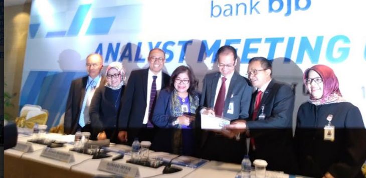 ANALYST MEETING : Direktur Utama bank bjb Ahmad Irfan bersama jajaran Direksi & Komisaris saat Analyst Meeting 2Q2018 di Glass House Hotel Ritz  Carlton Pacific Place, Jakarta,  Rabu (1/8).Bank bjb meraih kinerja positif pada Triwulan  II Tahun 2018 dengan membukukan laba bersih Rp 903 M atau tumbuh sebesar 9,2 % year on year. ( foto : ist )