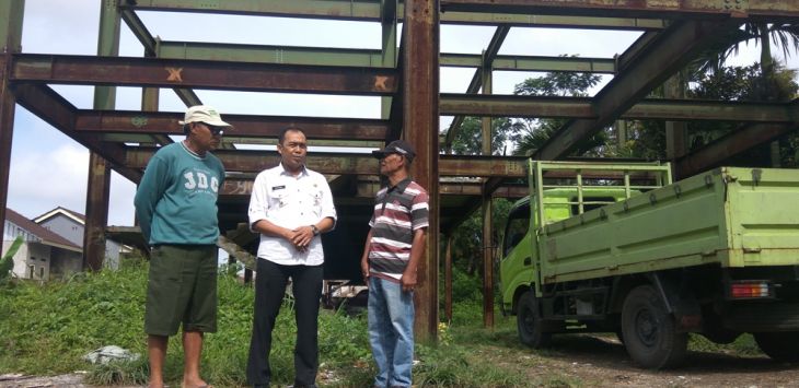 Wakil Walikota Cimahi memantau kondisi pembangunan SDN Baros Mandiri. ( Foto : WHISNU PRADANA/RADAR BANDUNG)