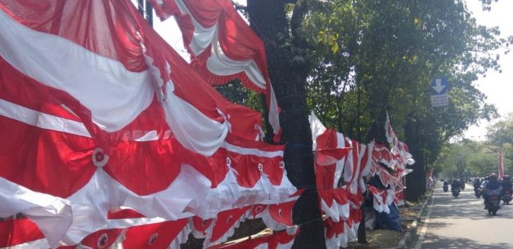 Salah satu penjual bendera di trotoar Jalan Supratman, Kota Bandung, Jawa Barat. Rabu (15/8/2018). Azis Zulkhairil/Pojokbandung