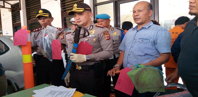 Kapolres Cimahi, AKBP Rusdy Pramana Suryanagara memperlihatkan barbuk saat jumpa pers, Selasa (28/8/2018). Foto;Rmoljabar

