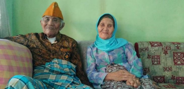 Mantan pengawal Bung Karno, Amir Husein bersama sang istri, Ening Ningsih saat ditemui di rumahnya di Kota Cimahi. Foto:Whisnu Pradana/Radar Bandung/Pojokbandung 