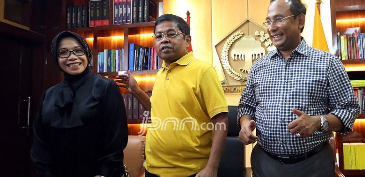 Idrus Marham didampingi Ketua Bidang Energi Baru dan Terbarukan Enny M Saragih dan Wakil Ketua Komisi VII Satya Widya Yudha saat memberikan keterangan pers. Foto:jpnn