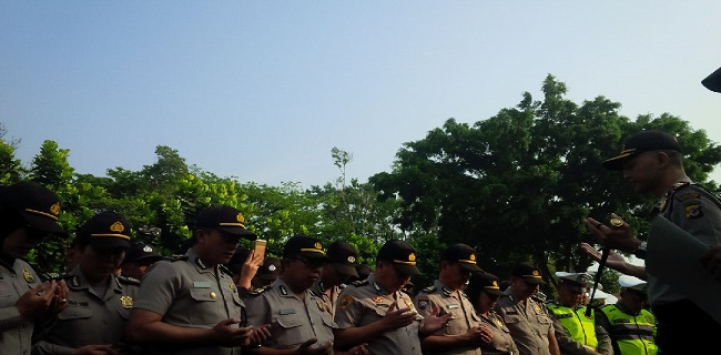 Kapolrestabes Bandung Kombes Pol Hendro Pandowo memimpin doa bagi korban gempa Lombok, Rabu (8/8/2018). Foto:rmoljabar