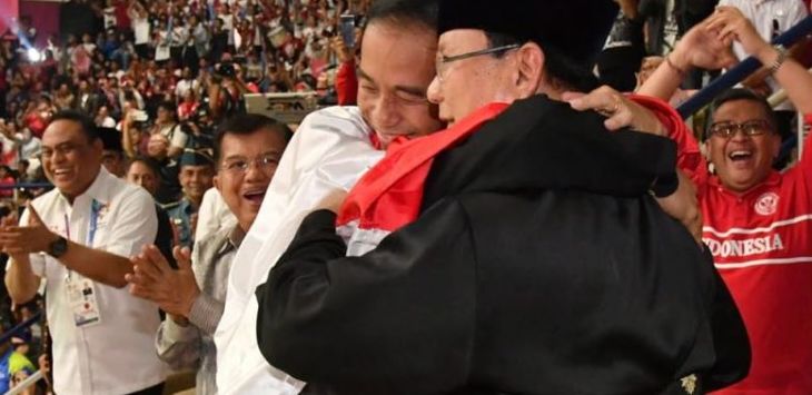 Momen saat Jokowi-Prabowo berpelukan bersama atlet pencak silat Hanifan Yudani Kusuma