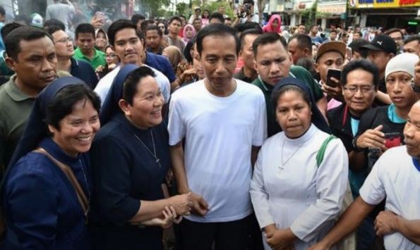 Presiden Joko Widodo (Jokowi) disambut warga pada salah satu acara.