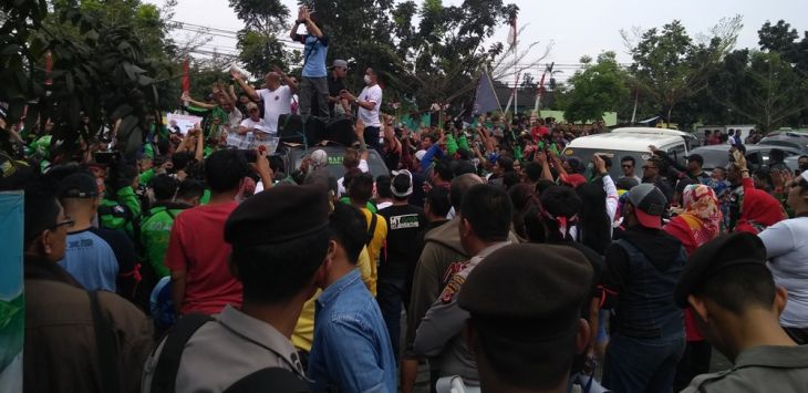 Sejumlah driver Go-Jek melakukan aksi unjuk rasa di depan kantor Go-Jek, Jalan Inrahim Adji, Kota Bandung, Kamis (30/8/2018).