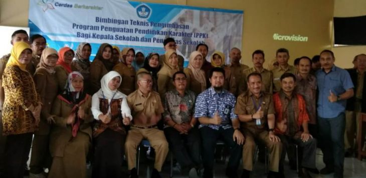 Peserta Bimtek Pengimbasan PPK bagi Kepala Sekolah dan Pengawas Sekolah di Kab. Bandung Barat berfoto bersama Kadisdik. Foto Ist