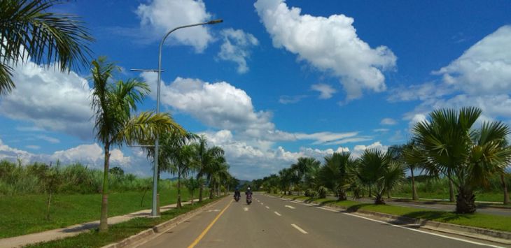 MELINTASI: Pengendara sedang melintasi Komplek Kota Baru Parahyangan, Kecamatan Padalarang, belum lama ini.