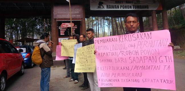 Massa Forbat saat berunjuk rasa di depan pintu gerbang masuk objek wisata Orchid Forest, Cikole, Lembang, ketika Menpar Arief Yahya berkunjung, Jumat (24/8/2018).