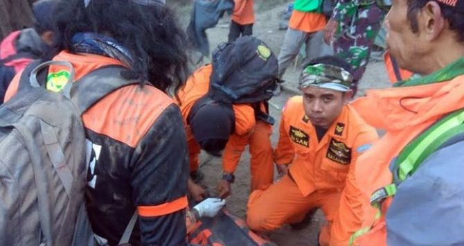 Petugas Basarnas mengevakuasi korban gempa Lombok.Foto:jawapos