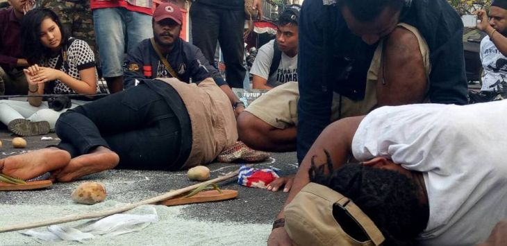 Aksi teatrikal Aliansi Mahasiswa Papua (AMP) dan Front Rakyat Indonesia untuk West Papua (FRI-WP) di sekitaran Jalan Braga pendek, Kota Bandung, Rabu (15/8/2018). Foto: yohan bhagja/job1/pojokbandung