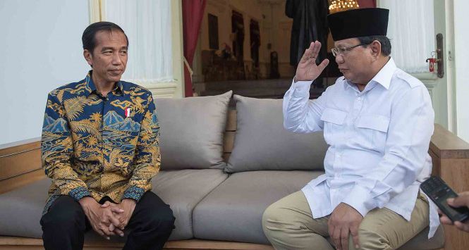 Cawapres Prabowo Subianto memberi hormat kepada Presiden Joko Widodo. Foto:viva