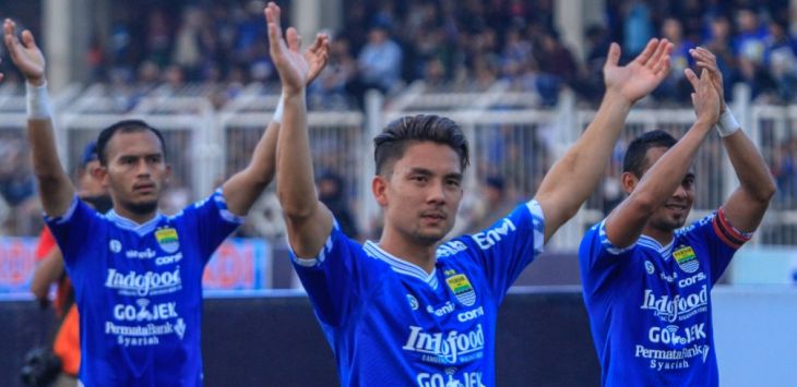 Kim Kurniawan dan skuat Persib Bandung merayakan kemenangan atas PSKC. Foto:Riana Setiawan/Pojokbandung 