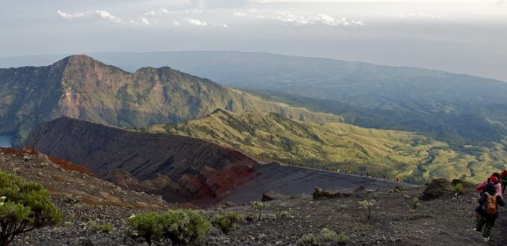 Bukit di kaki Gunung Rinjani, NTB longsor akibat diguncang gempa.