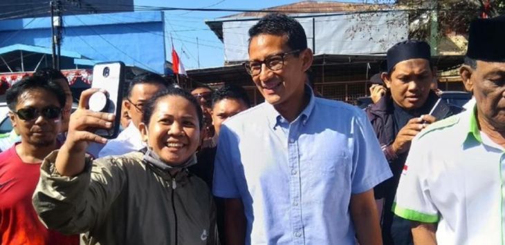 Warga berfoto bersama Cawapres Sandiaga Uno saat mengunjungi Pasar Terong, Makassar, Sulawesi Selatan.

