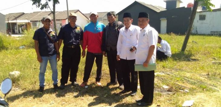 Perwakilan pengembang GSR, Ketua RW, Ketua RT di lingkungan GSR, dan perwakilan Kemenag Kab Bandung usai mengukur penentuan arah kiblat masjid GSR. Foto: setiana/pojokbandung
