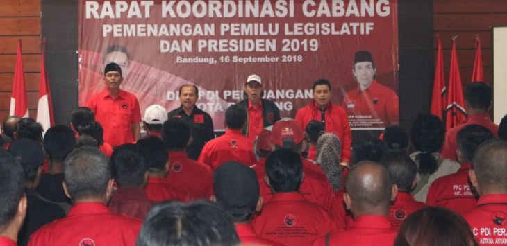 DPC PDI Perjuangan Kota Bandung saat menggelar Rakorcab pemenangan Pemilu Legislatif dan Presiden di DPD PDI Perjuangan Jawa Barat, Jalan Pelajar Pejuang, Kota 

Bandung, Minggu (16/9/2018).Foto:Asep Rahmat/Pojokbandung 
