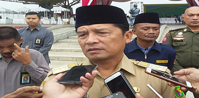 Bupati Bandung Dadang M Naser memberikan keterangan pers. Foto:rmoljabar