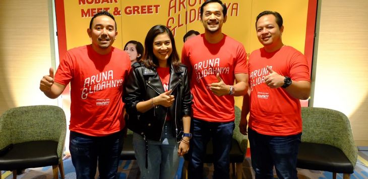 Manager Branch Bandung Telkomsel Saki H Bramono (paling kiri) bersama Manager Digital Regional Expansion Telkomsel Ivan Angga Utama (paling kanan) mendampingi para pemain film Aruna dan Lidahnya Dian Sastrowardoyo dan Oka Antara dalam acara meet and greet bersama para pelanggan prioritas Telkomsel di 23 Paskal Bandung.