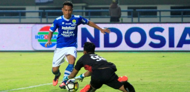 Gelandang Persib Dedi Kusnandar duel dengan pemain Arema FC di Stadion GBLA, Kamis (13/9/2018). Foto:Riana Setiawan/Radar Bandung/Pojokbandung 