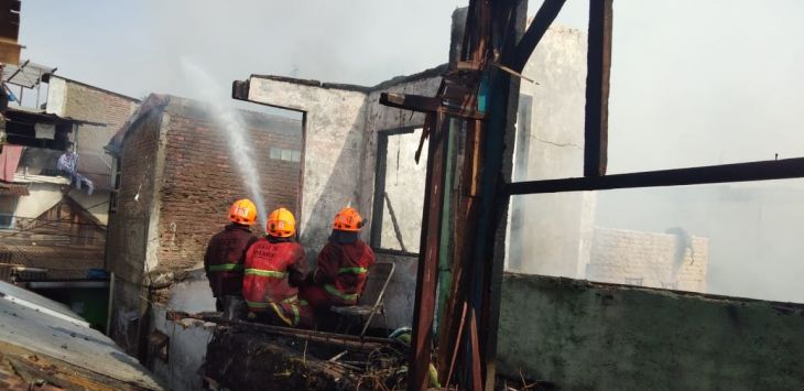 Petugas  Diskar PB Kota Bandung berjibaku memadamkan api di Jalan Puyuh Dalam Rt.04 Rw. 11, Kelurahan Sedang serang, Kecamatan Coblong, Kota Bandung, Minggu (16/9/2018)