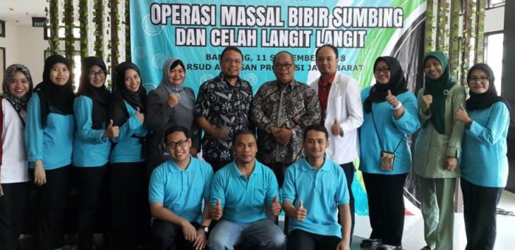 Plt Dirut RSUD Al Ihsan, dr. H. Dodo Suhendar, MM, didampingi Ketua Panitia Operasi Massal Bibir Sumbing dan Celah Langit-langit, Achmad Mauludin drg SpBM, dan Ketua PABMI Jawa Barat DR.Endang Syamsudin drg SpBM (K) saat pembukaan, Selasa (11/9/2018).Foto:I stimewa