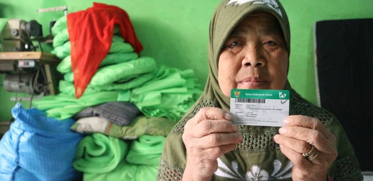 MENUNJUKKAN: Cimah (64) warga asal Kampung Pasung, Kecamatan Katapang Kabupaten Bandung menunjukkan kartu JKN-KIS.