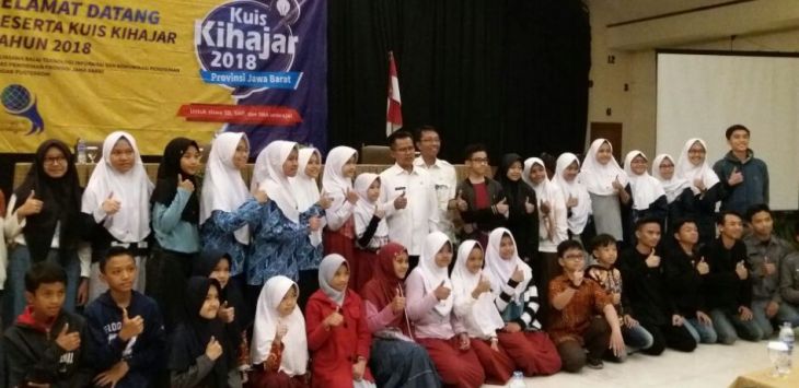 Para peserta foto bersama Kadisdik Jabar, Ahmad Hadadi usai mengikuti Kuis Kihajar Tahun 2018 yang diselenggarakan oleh Dinas Pendidikan Provinsi Jawa Barat. Foto:Istimewa