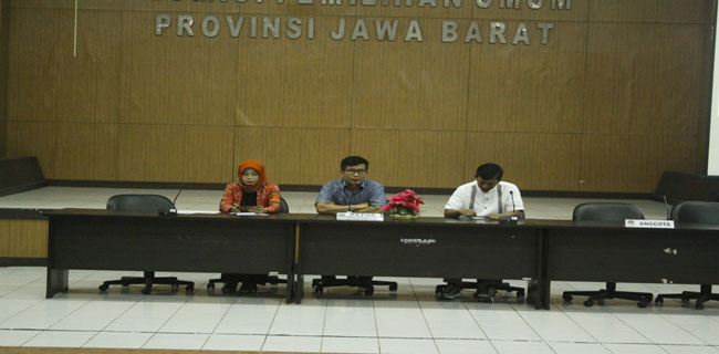 Ketua KPU Jabar, Yayat Hidayat bersama komisioner lainnya, saat rapat evaluasi, Jumat (31/8/2018). Foto:rmoljabar

