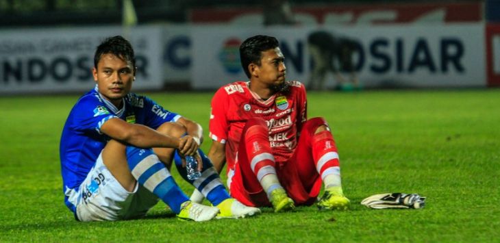 Pemain Persib Dedi Kusnandar duduk bersama penjaga gawang Deden Natshir seusai pertandingan melawan Bhayangkara FC di Stadion GBLA, Kota Bandung. Foto:Riana Setiawan/Radar Bandung/Pojokbandung 