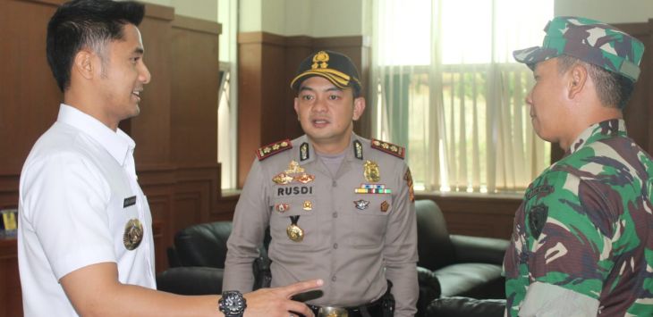 ), Wakil Bupati Bandung Barat Hengki Kurniawan berbincang dengan Kapolres Cimahi AKBP Rusdy Pramana Suryanagara dan Dandim 0609 Kabupaten Bandung Letkol Arh Teguh Waluyo SIP