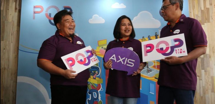 Cap: AXIS Pop Up Station Bdg  : General Manager Sales Operation XL Axiata West Java Area, Tommy Chandra Dirgantara , Head Youth Marketing Communication XL Axiata, Randu Zulmi, GM Finance and Management Service XL Axiata Central Region, Taufik Hidayat dalam acara pembukaan AXIS Pop-Up Station di Bandung senin (3/9).