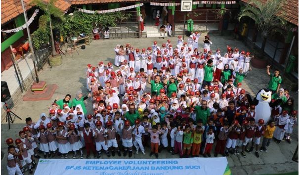 Keceriaan anak-anak di SDN 064 Padasuka, Kecamatan Cibeunying Kidul, Kota Bandung, bersama karyawan BPJS Ketenagakerjaan Bandung-Suci, Senin (27/08).
