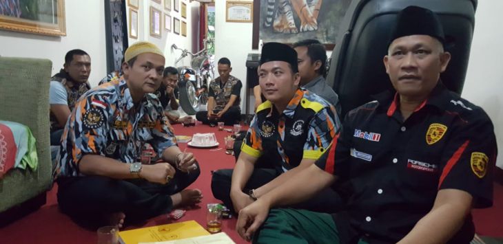 Ketua Korwil II LSM GMBI Jabar, Yudi Tahyudin Tarsono, didampingi Ketua Distrik GMBI Kab Cirebon, Maman Kurtubi saat rapat di kantor DPP GMBI, Bandung, Kamis (6/9/2018).