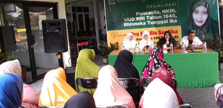 SOSIALISASI EMPAT PILAR: Anggota DPR/MPR RI asal Fraksi PKB Hj Lilis Santika (pegang microphone) didampingi Mamah (kiri) Bungsu Bandung dan Miss Arena (kedua dari kiri) saat menyampaikan sosialisasi empat pilar.