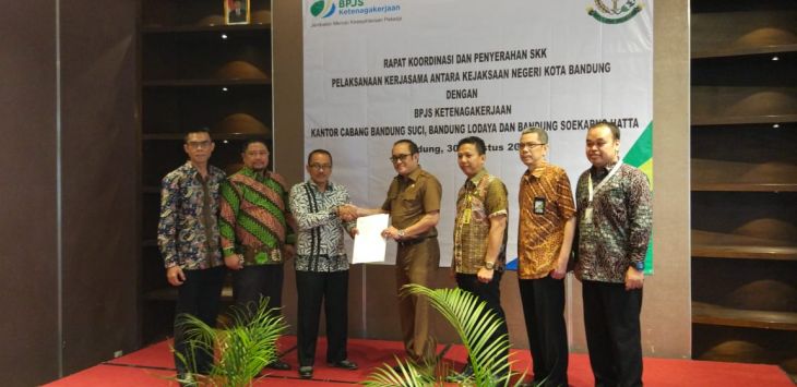 MENYERAHKAN: Kepala BPJS Ketenagakerjaan Cabang Bandung Suci, Suhedi saat menyerahkan Surat Kuasa Khusus (SKK) kepada Kejaksaan Negeri Kota Bandung.