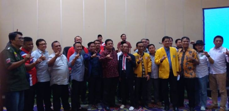 9 partai koalisi pemenangan Joko Widodo-Ma'aruf Amin wilyah Jawa Barat foto bersama usai rapat konsolidasi.