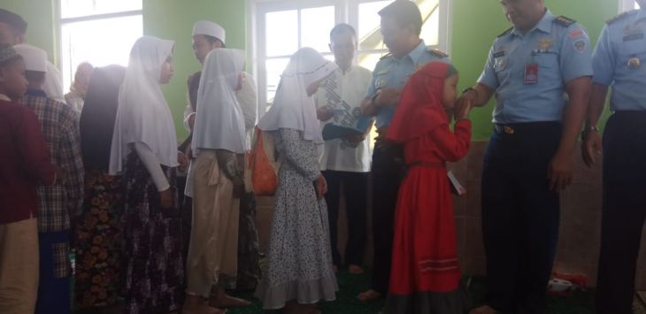 Komandan Depohar 10, Kol. Tek Muh Iskak Sugandi, saat menyerahkan bantuan kepada anak yatim usai  peringatan 1 Muharram 1440 H di Masjid At Taqwa, Lanud Husein Sastranegara, Bandung, Kamis (13/9).