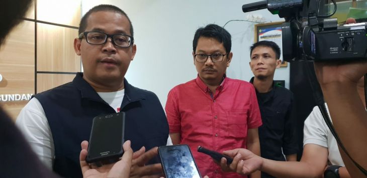 pakar ilmu Politik Universitas Padjadjaran Bandung Muradi, Anggoro Budi N (pengamat ekonomi Institut Teknologi Bandung), Tata S Wirasasmita (pakar statistika Unpad), Rudi Martiawan (pengamat kebijakan publik Unpas), dan Ridho Eisy (pakar media).