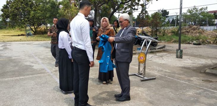 SIMBOLIS: Rektor UBSI Bandung, Dr. Purwadhi, MPd secara simbolis memakaikan almamater kampus kepada mahasiswa baru.