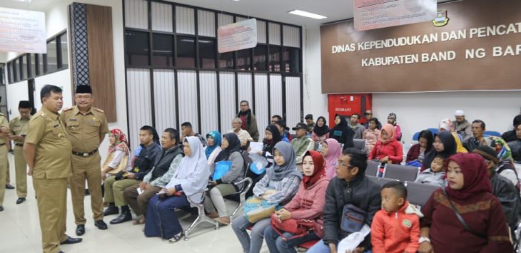 Bupati Bandung Barat, Aa Umbara Sutisna melakukan sidak ke Kantor Dinas Kependudukan dan Pelayanan Sipil, Senin (24/9/2018) pukul 06.30 WIB. 