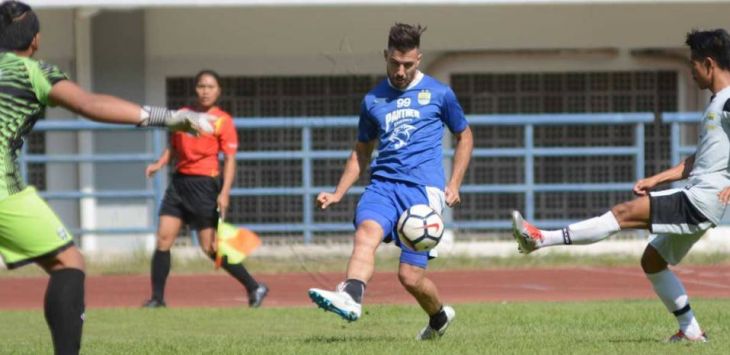 Jonathan Bauman mencetak hat-trick saat Persib mengalahkan tim Porda Kota Bandung 5-0 dalam laga uji coba. Foto:persibcoid