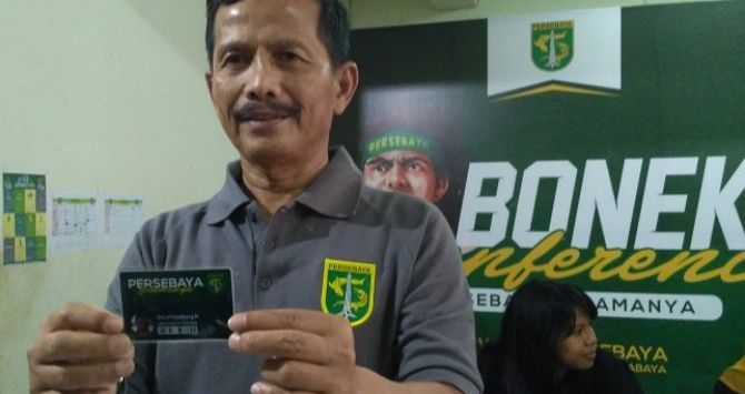 Djadjang Nurdjaman menunjukkan kartu Persebaya Selamanya miliknya, dia telah sah menjadi Bonek. (M Syafaruddin/JawaPos.com)