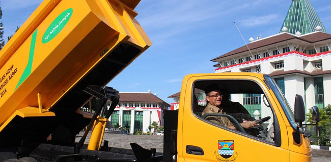 Penyerahan armada baru truk sampah dilakukan secara simbolis oleh Pj. Bupati Bandung Barat, Dadang Mohamad Ma'soem. Foto:rmoljabar