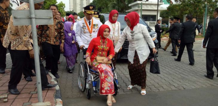 Ridwan Kamil mendorong kursi roda Atalia, Rabu (5/9/2018). Foto:kumparan