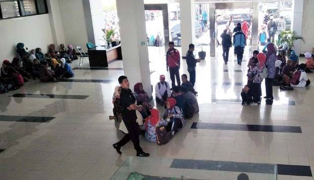 Ratusan guru honorer kategori 2 di KBB yang mendatangi kantor Disdik dan BKPSDM untuk mengadukan nasib mereka yang selama ini termarjinalkan dan sulit untuk diangkat menjadi PNS meski telah puluhan tahun mengabdi