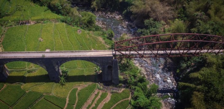 ILUSTRASI: Jembatan jalur kereta Bandung - Ciwidey yang sudah tidak beroperasi di Kampung Rancagoong, Desa Cikoneng, Kecamatan Pasir Jambu, Kab Bandung.